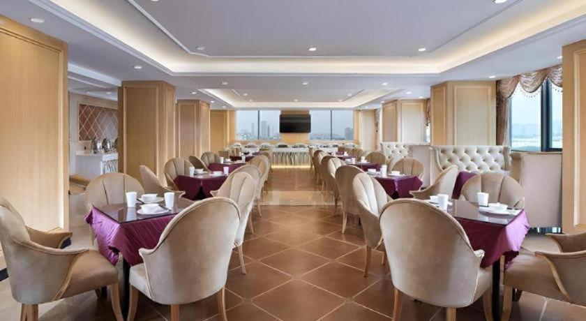 Vienna Hotel (North Square of Chengdu North Railway Station) 47/50