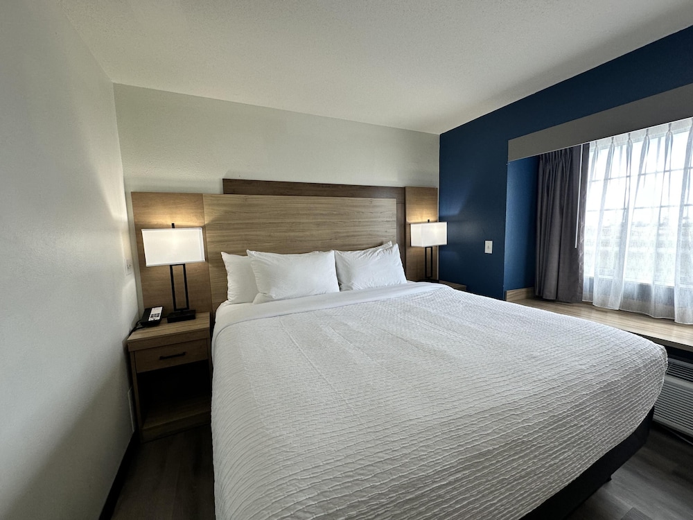 Standard, Queen Bed, Accessible