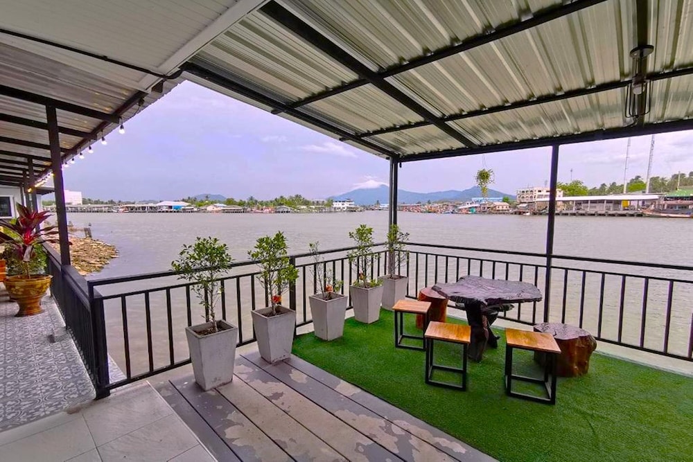 Chaiyai Riverfront Hotel 31/50