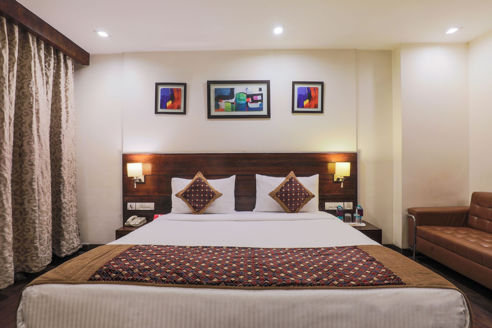 غرفة تنفيذية بسرير كينج، Hotel Blue Stone - Nehru Place 2/10