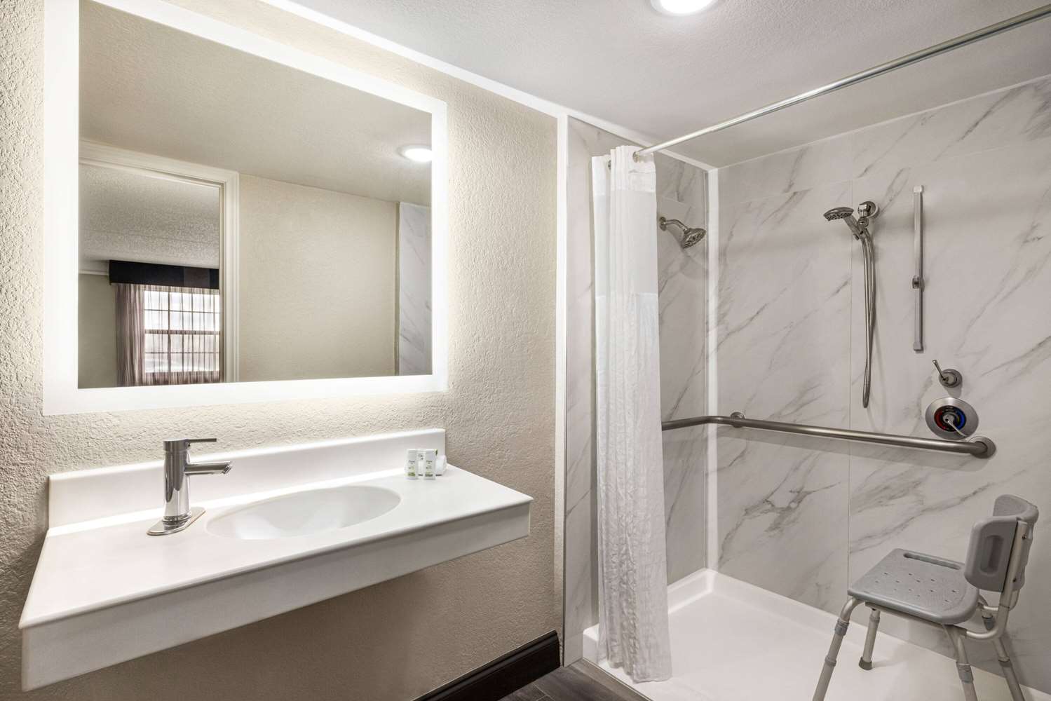 La Quinta Inn by Wyndham San Antonio I-35 N at Toepperwein 31/32