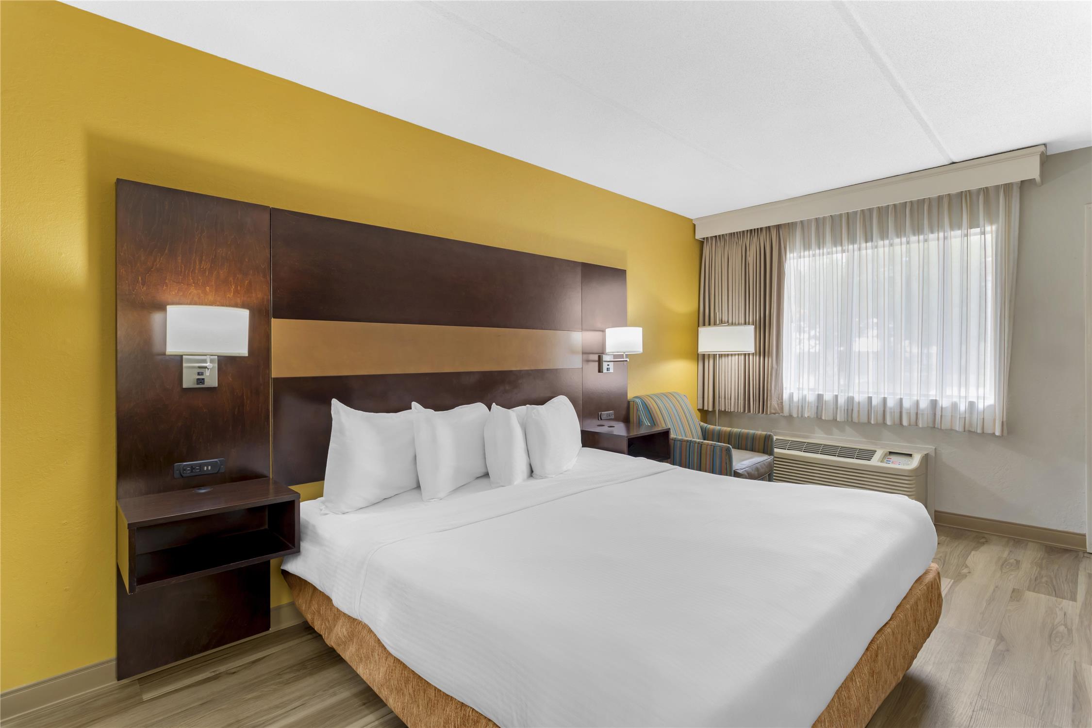 غرفة بسرير كينج للمدخنين لذوي الإعاقة، Best Western Inn of Palatka 2/8