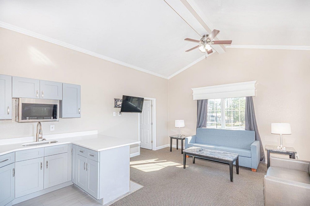 Casa Bella Inn & Suites 45/55
