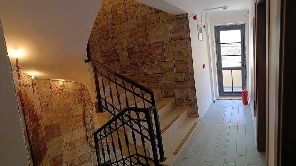 Mai Hotel 23/50