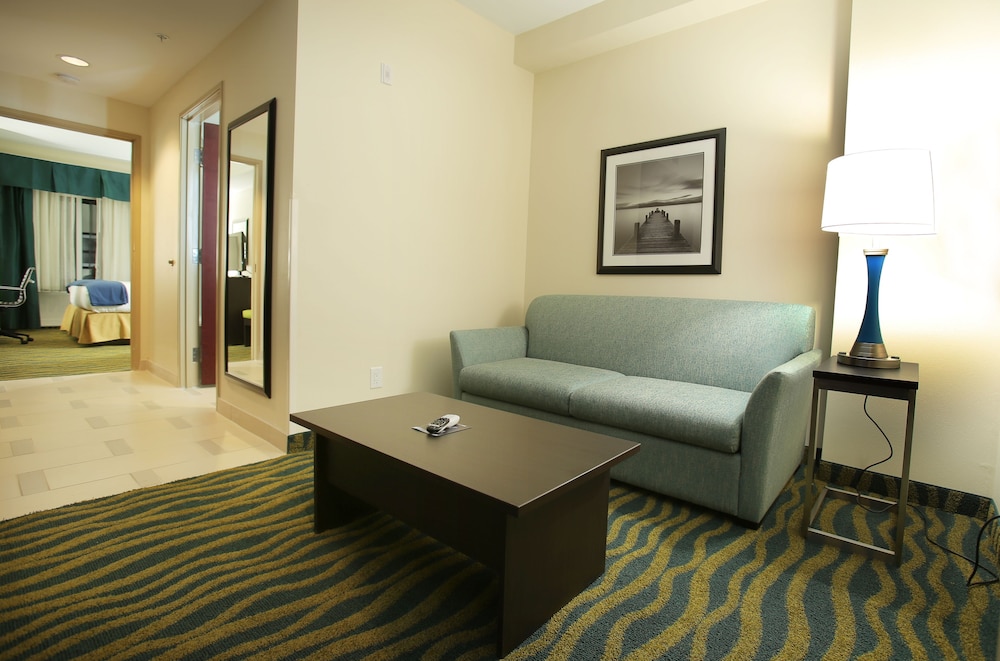 Holiday Inn Express Suites Southport Oak Island Area 42/58