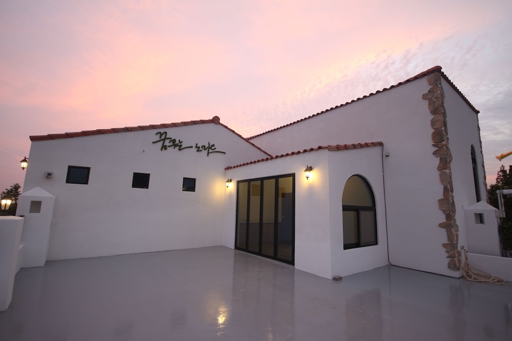 Nomad Pension In Jeju 3/62