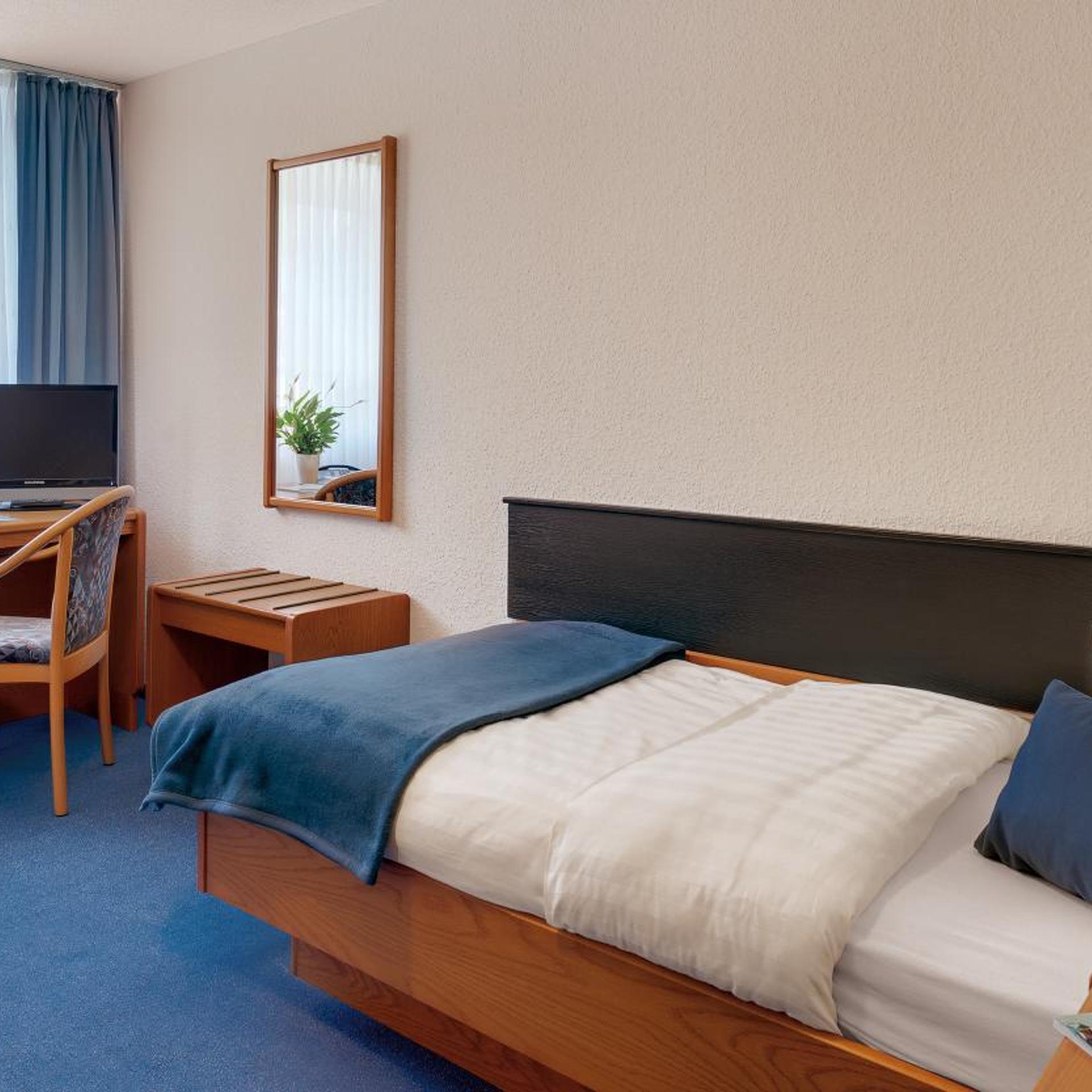 Motorsport Hotel 12/27