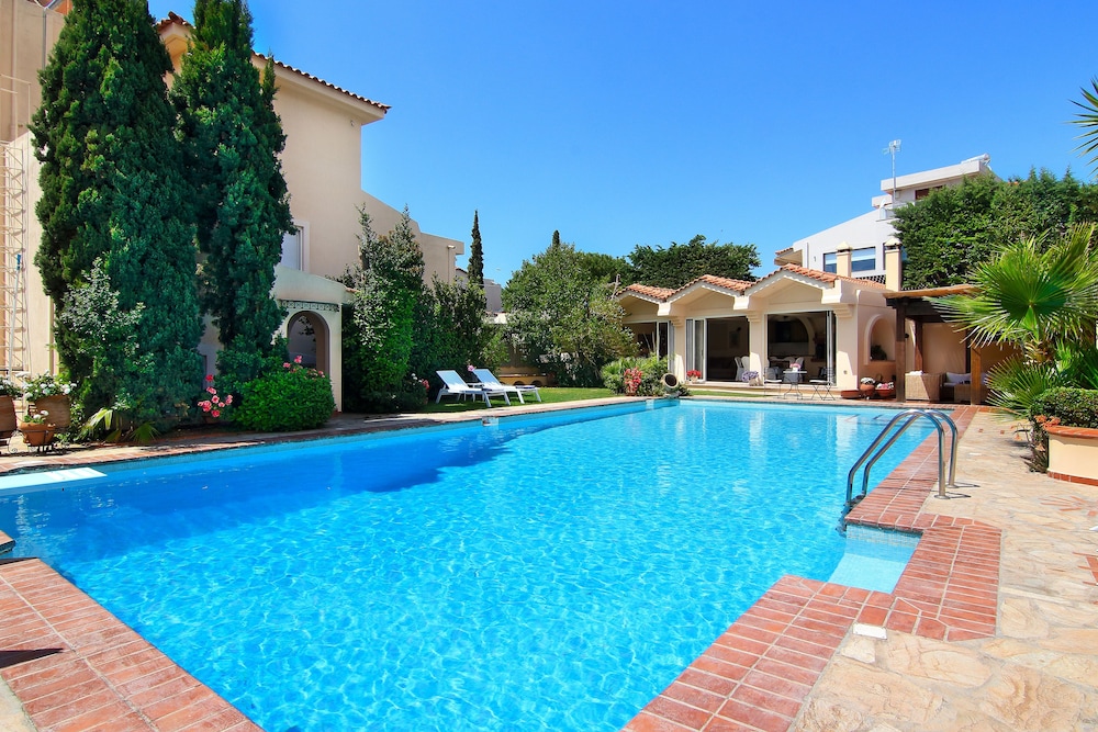 Oasis Pool House 29/50