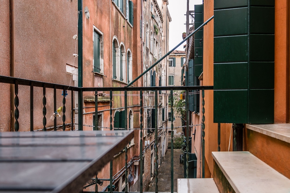 Rialto Mercato a Family Like at Home 18/25