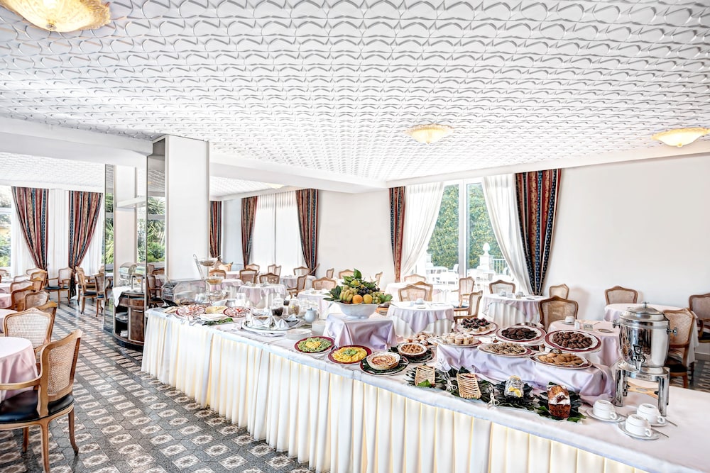Caravel Hotel 56/62