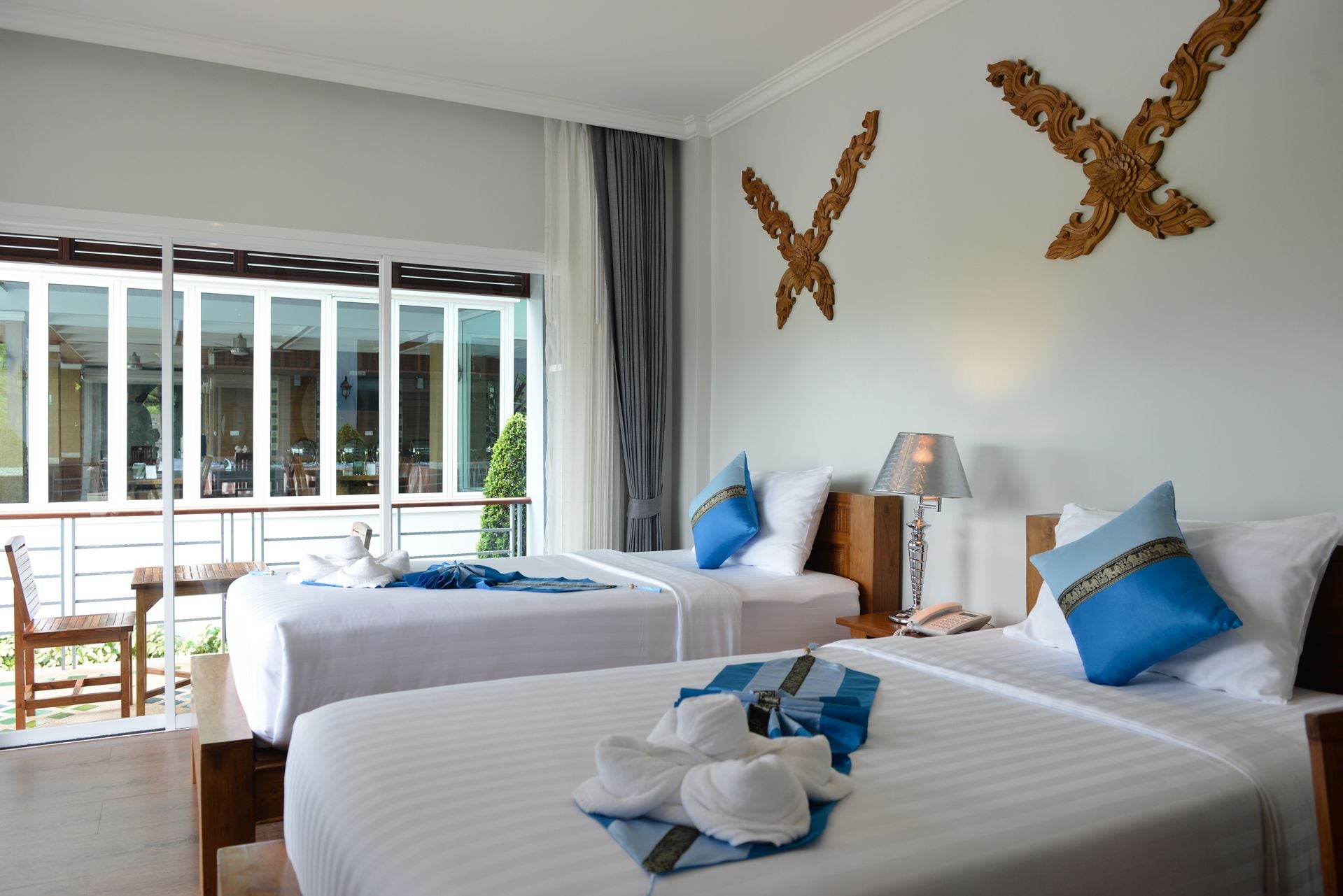 DELUXE, TWIN BEDS