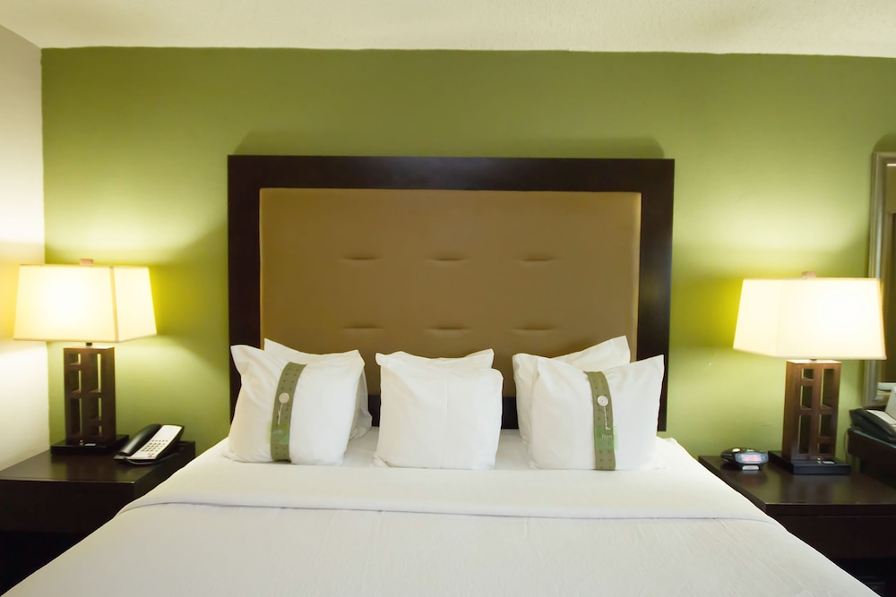 Holiday Inn New Orleans West Bank Tower 16/79