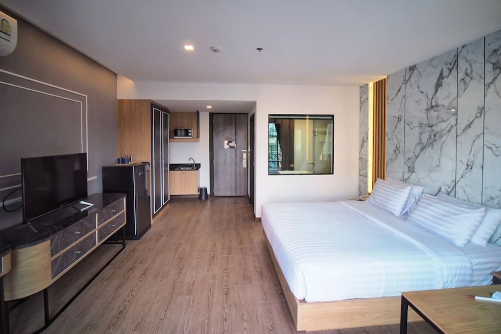Sleep with me Pattaya 6/18