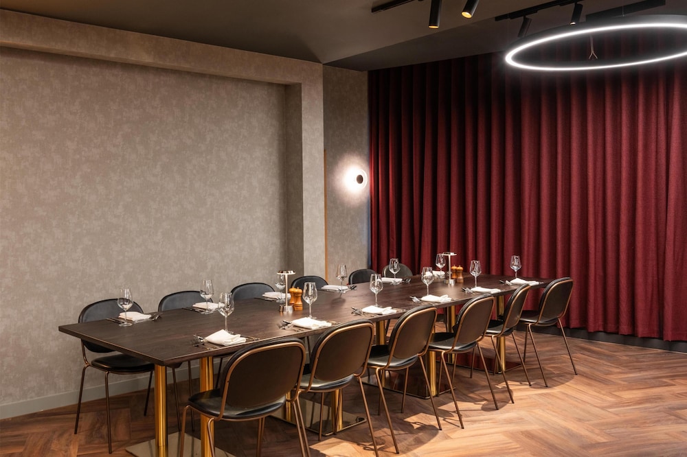 Radisson RED London Twickenham 56/62