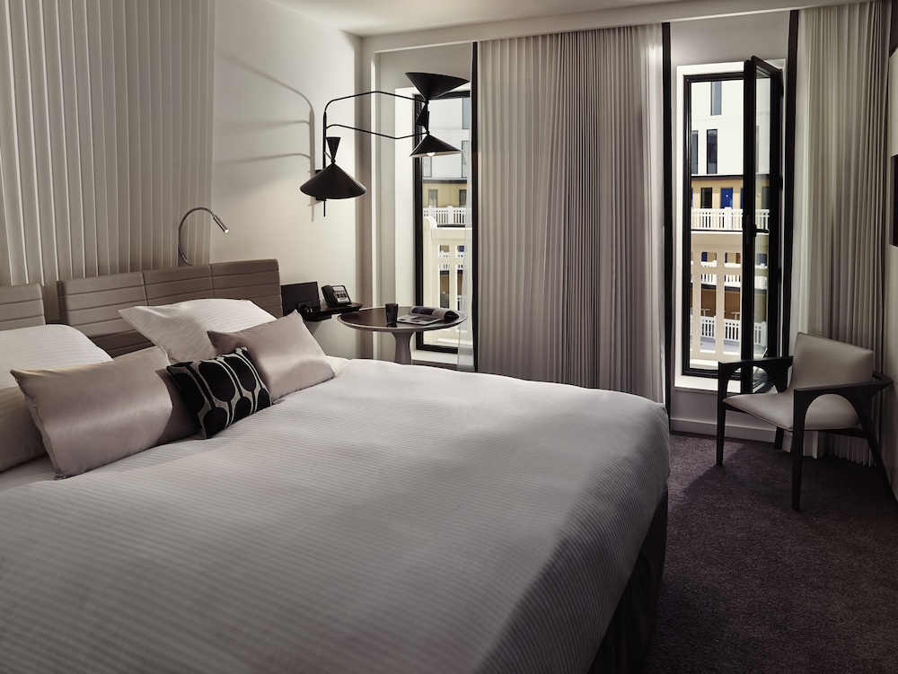 SUPERIOR, QUEEN BED