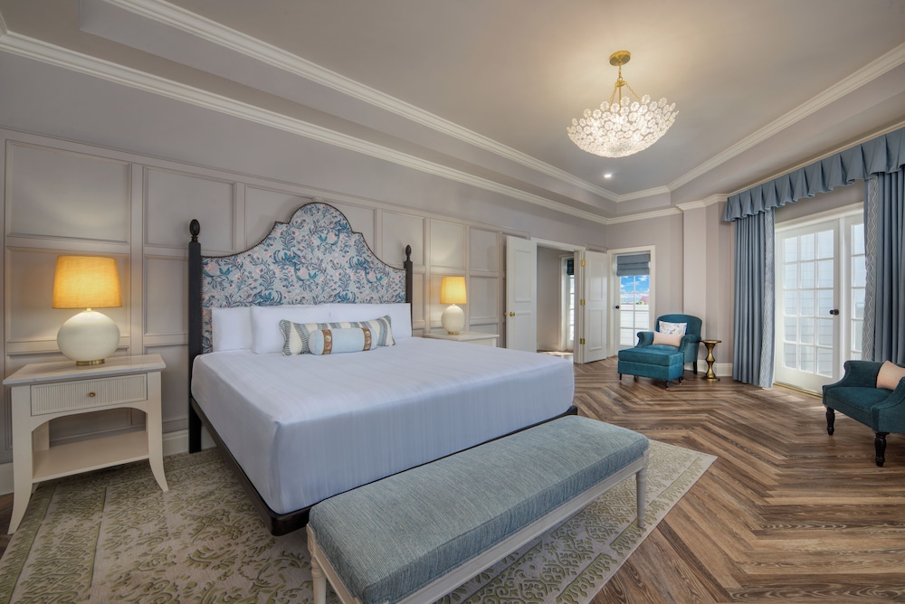 Victorian, Suite, King Bed, Sofa, Club Floor