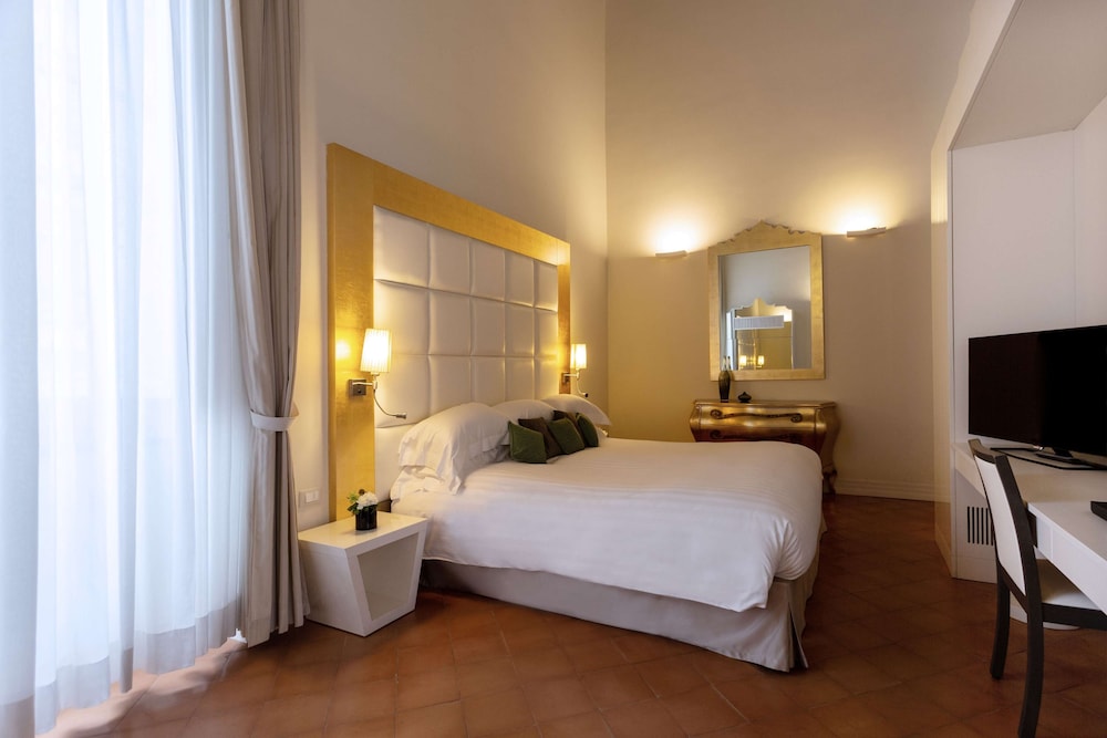 DELUXE, KING BED