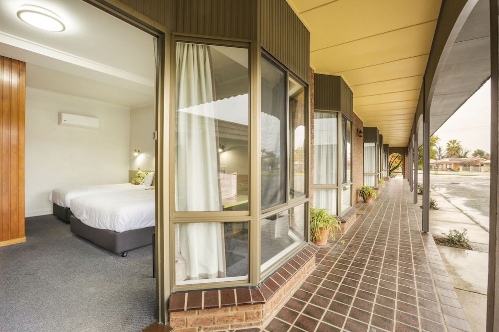 BOOMERANG HOTEL 47/48