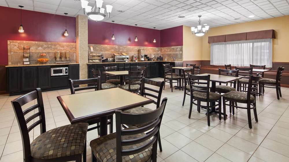 AmericInn by Wyndham Woodstock IL 40/50
