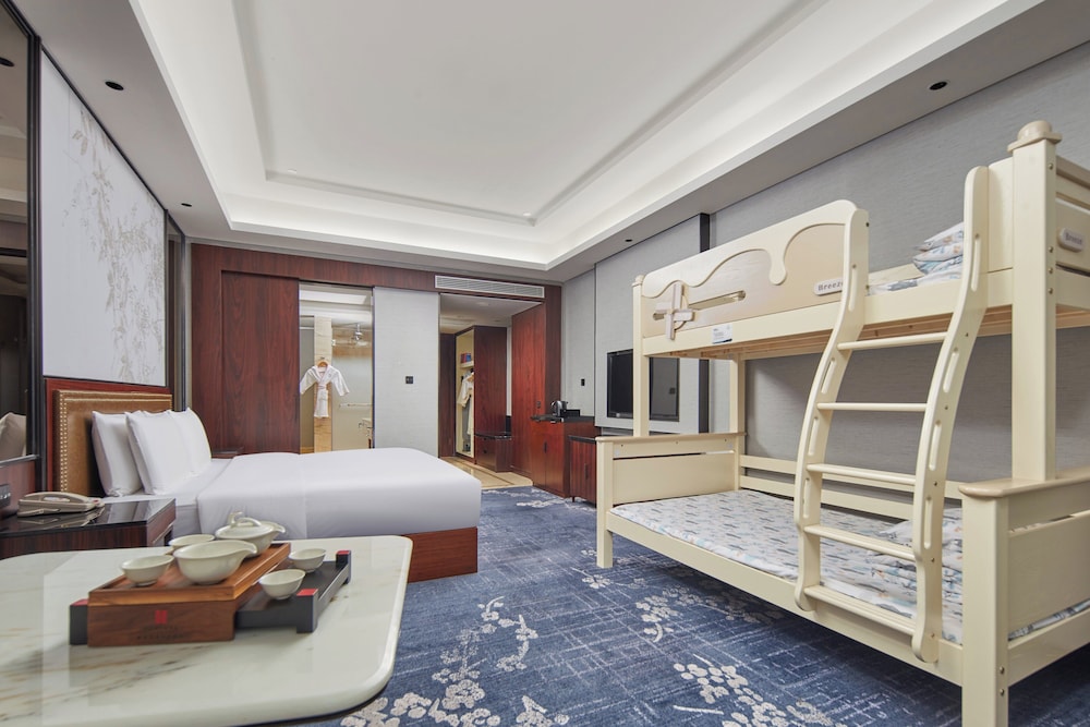 Standard, Multiple Beds, Living Area، HUALUXE Leshan by IHG 3/4