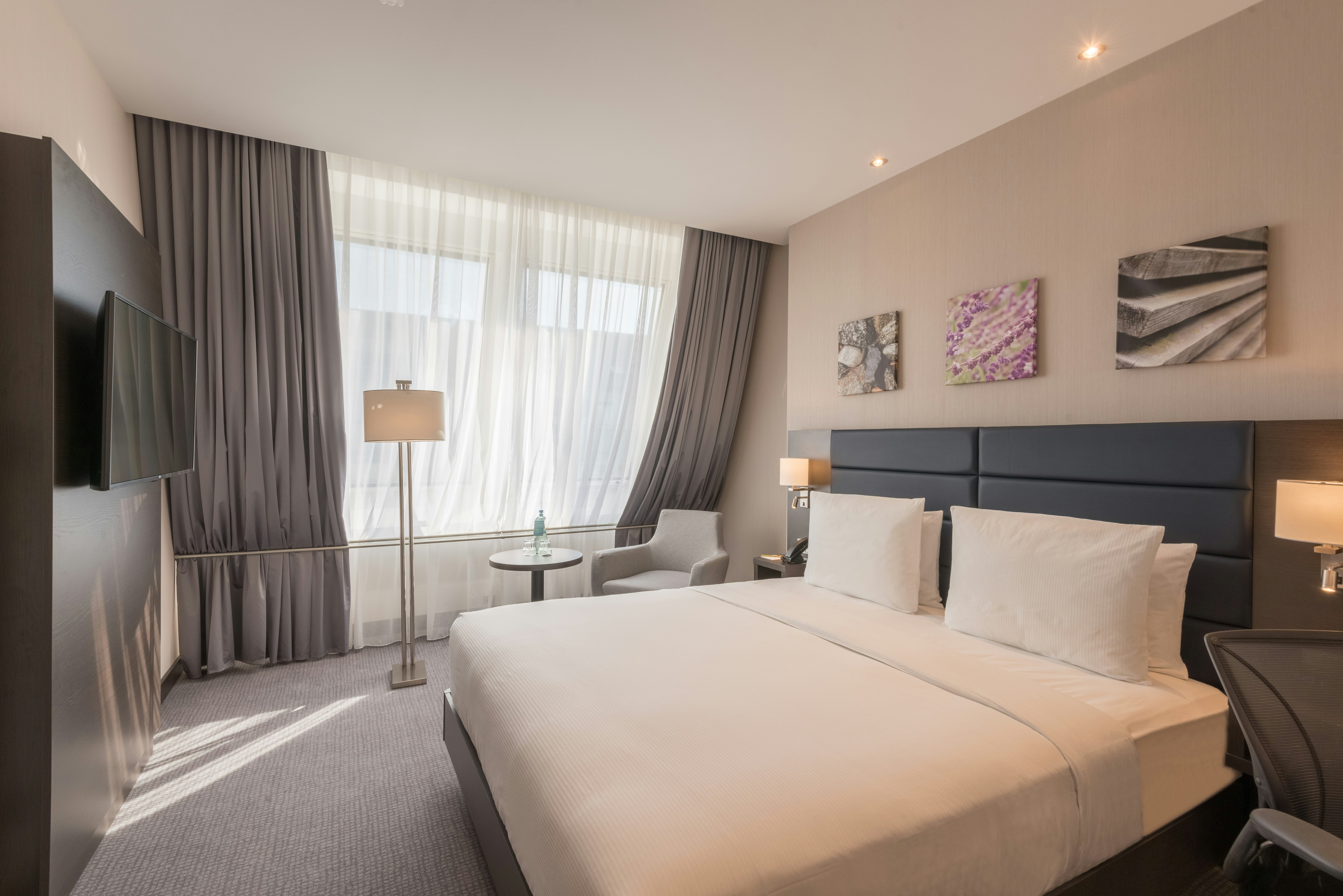 JUNIOR SUITE, KING BED