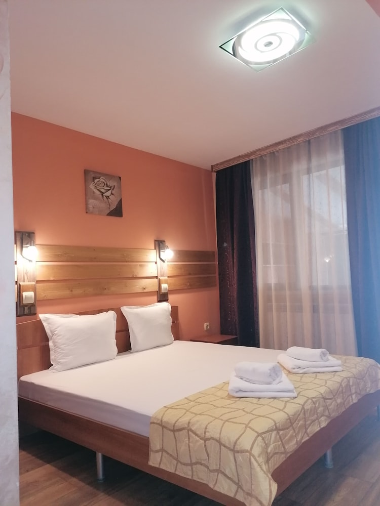 2 BEDROOMS, APARTMENT, KITCHENETTE