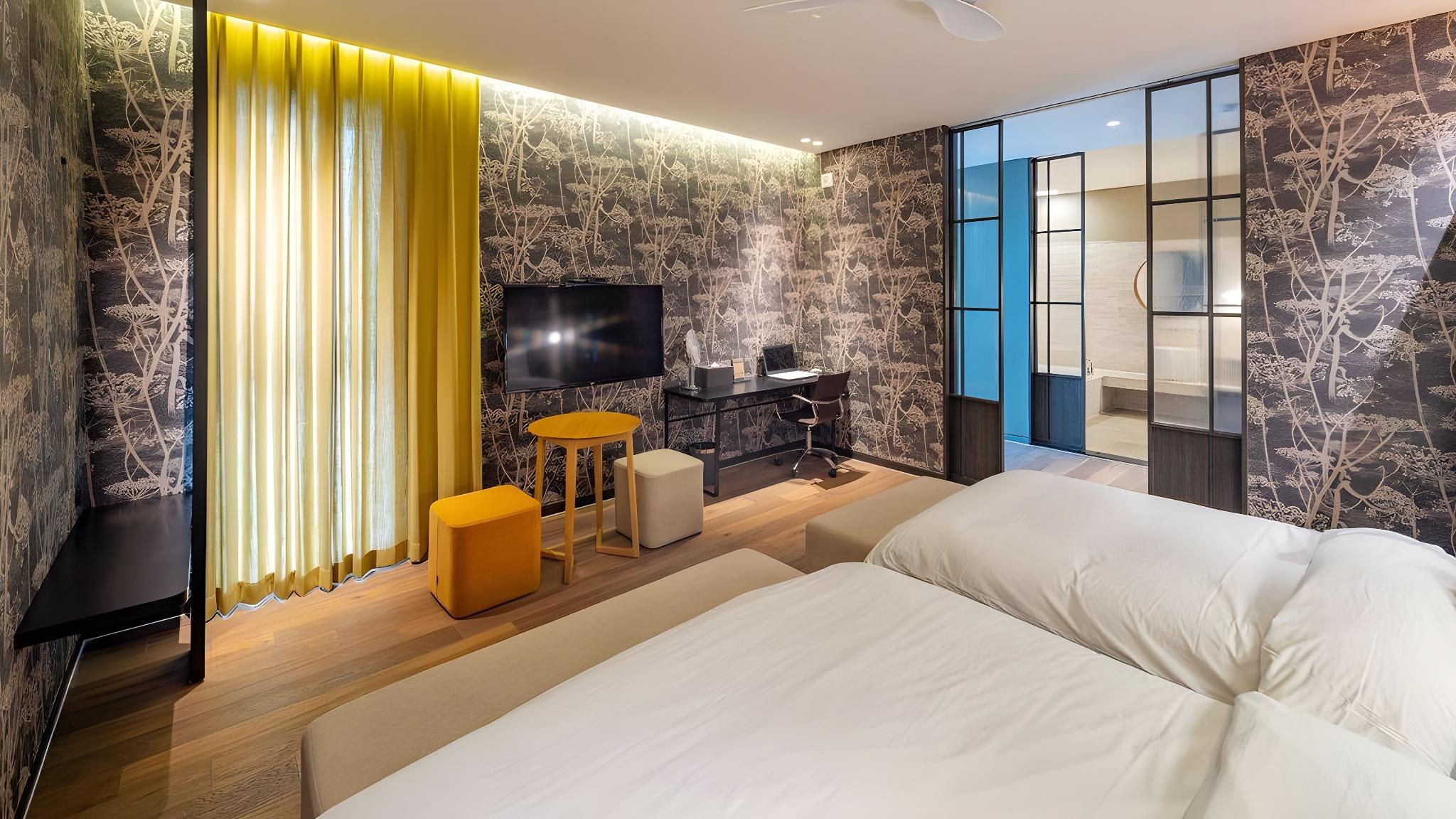 DELUXE, TWIN BEDS