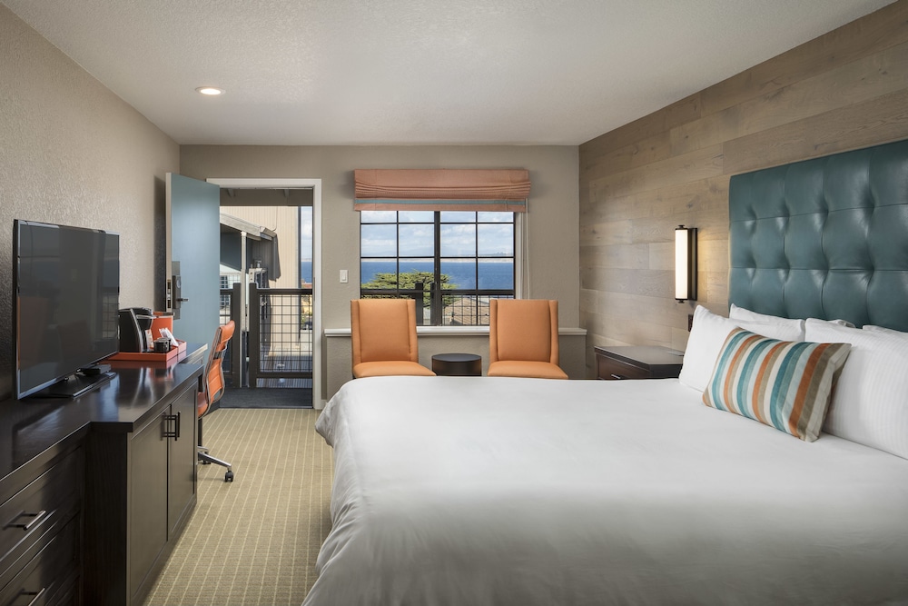 CANNERY ROW, KING BED