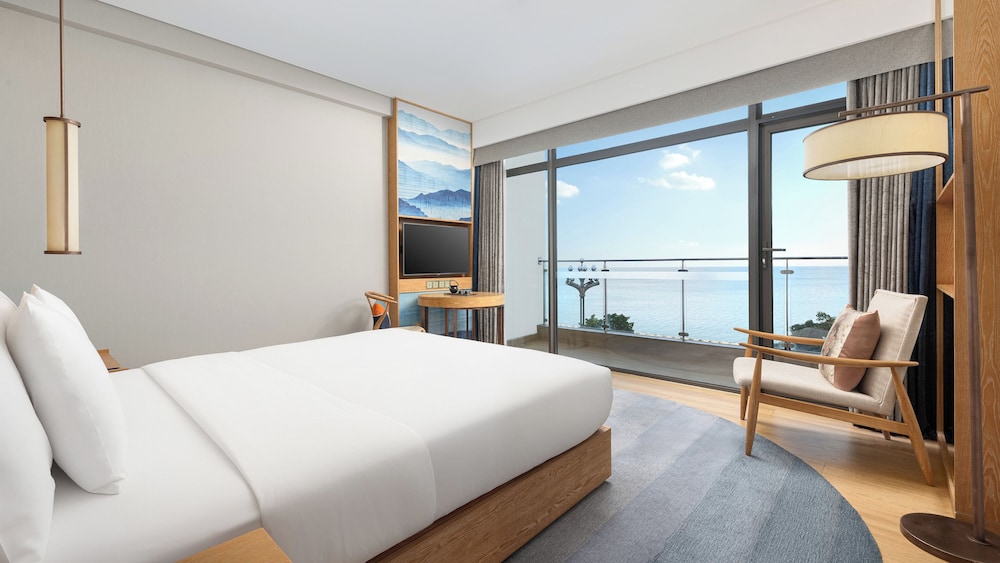 Standard, King Bed, 180 Degrees View
