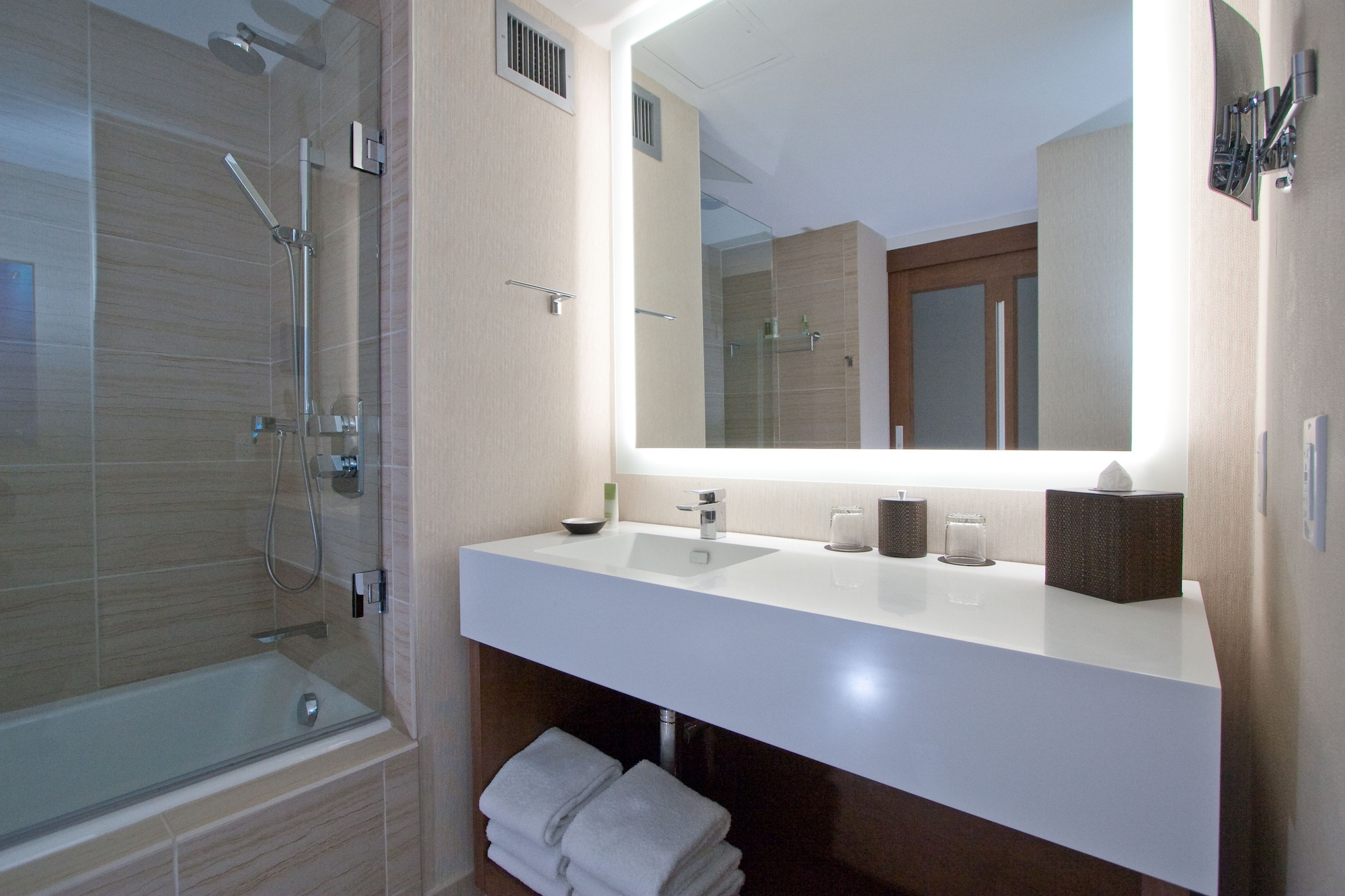 EXECUTIVE, SUITE