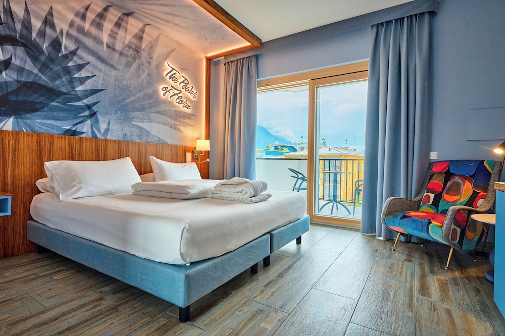 DELUXE, DOUBLE BED