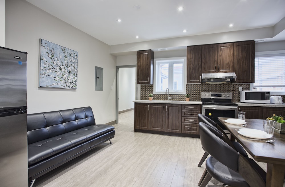 Toronto Rooms And Suites 32/49