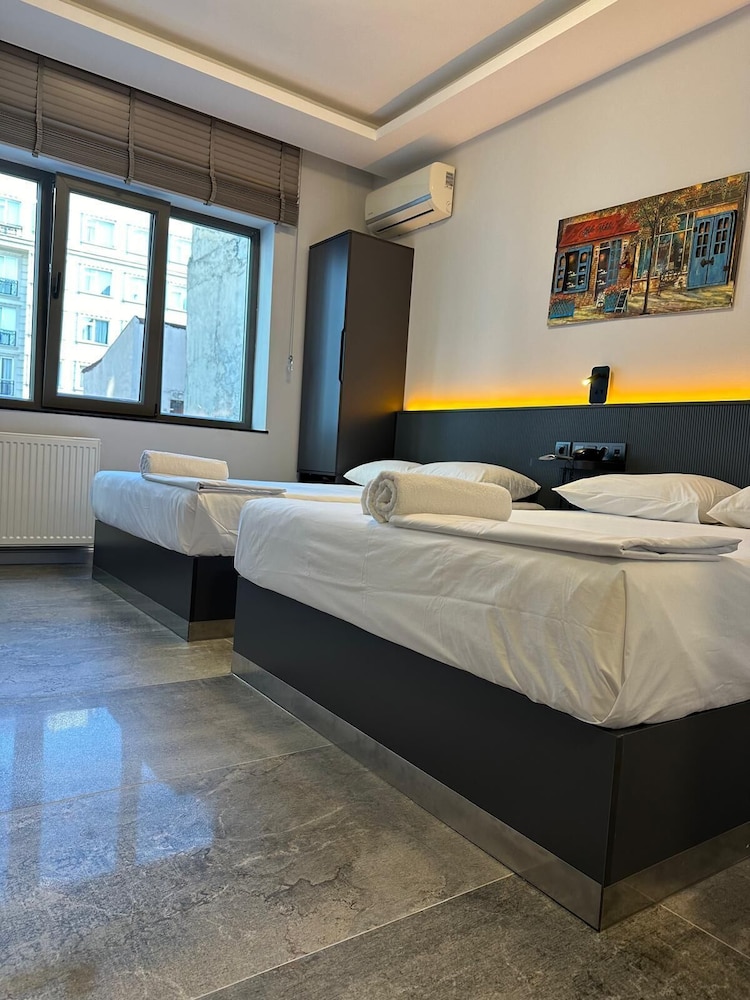 BASIC, DOUBLE OR TWIN BED, CITY VIEW