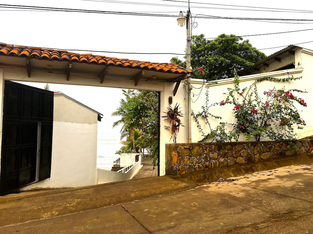 Vista Las Olas Surf Resort 1/30