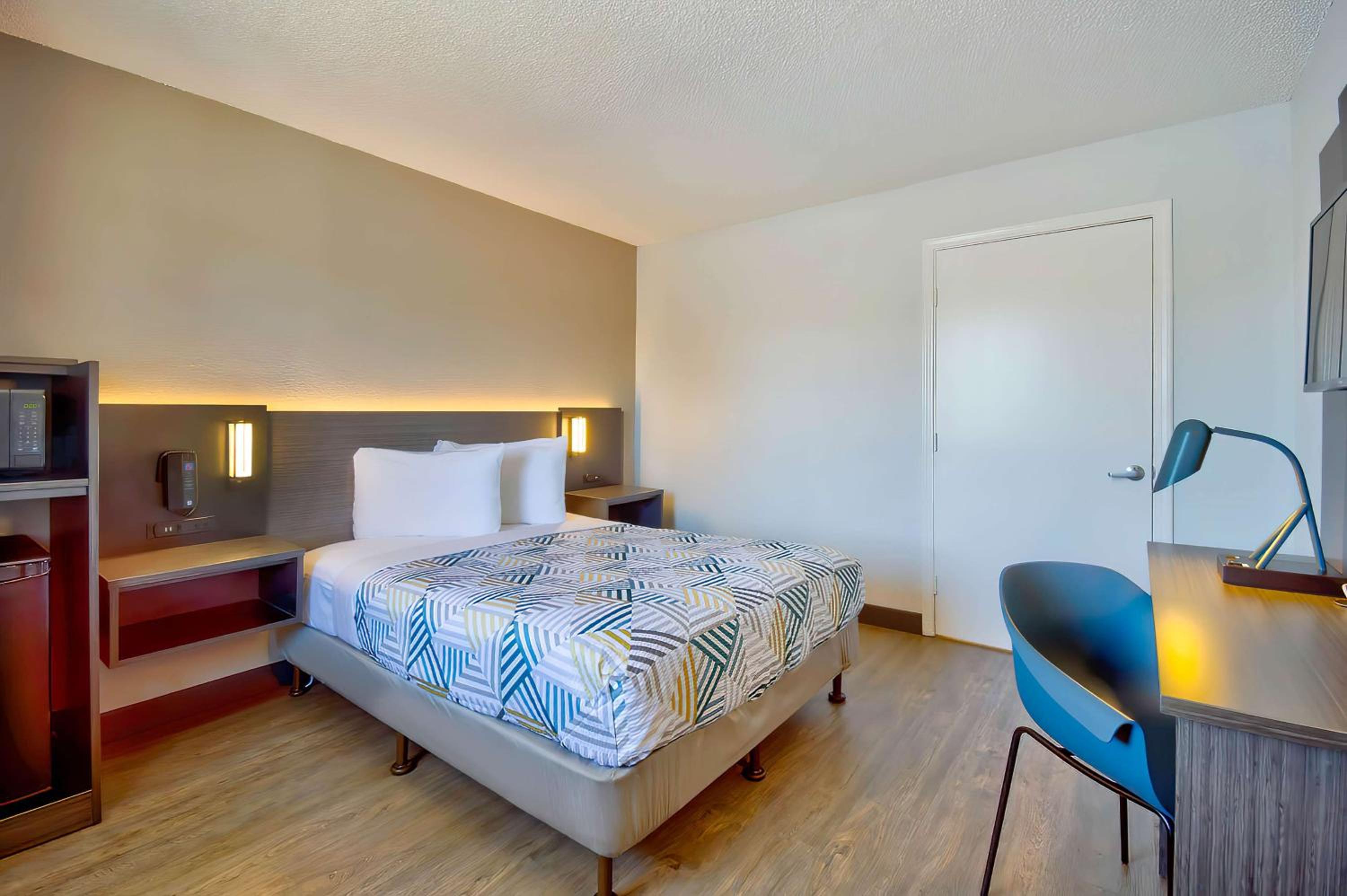 1 Full Bed - ADA/RI Shower/Micfridge