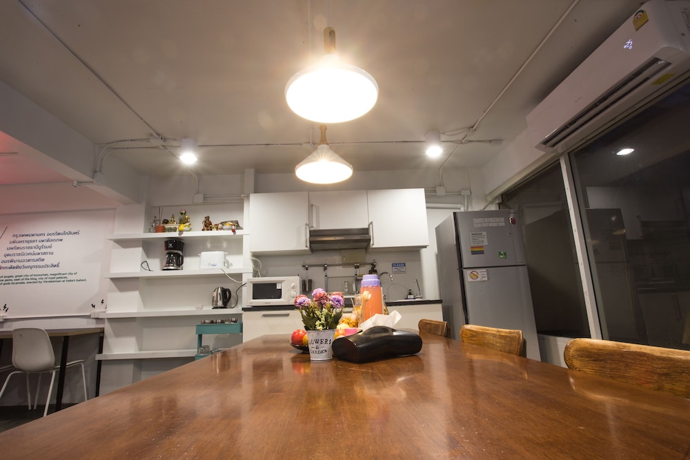 HQ HOSTEL SILOM 34/49