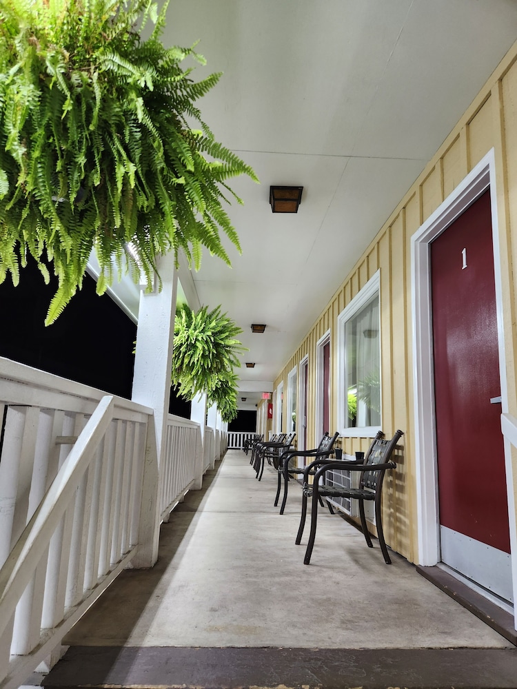 Homestead Motel 32/44