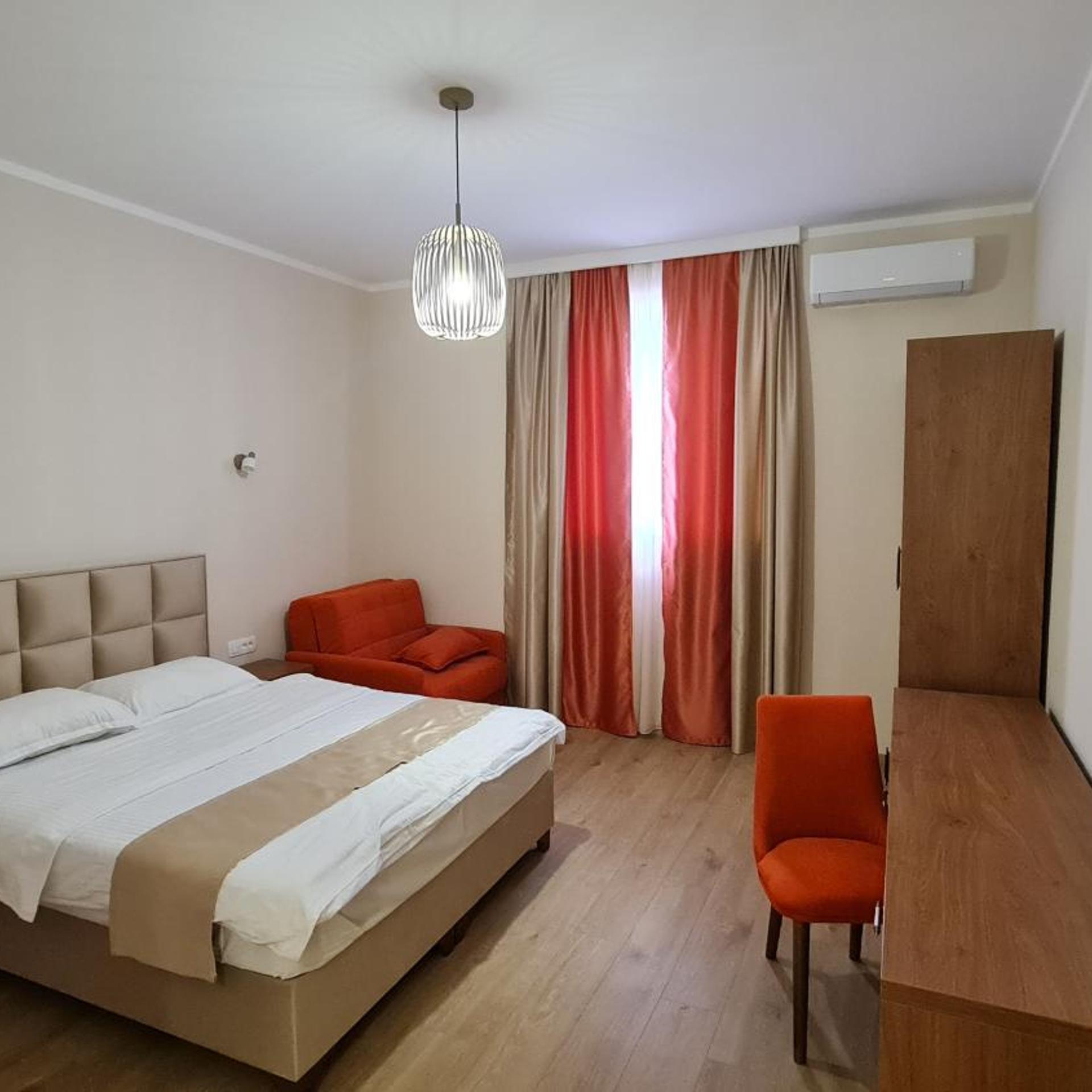 Hotel Laguna 11/72