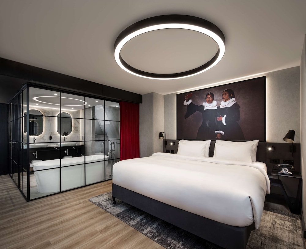 Suite, King Bed, St George View