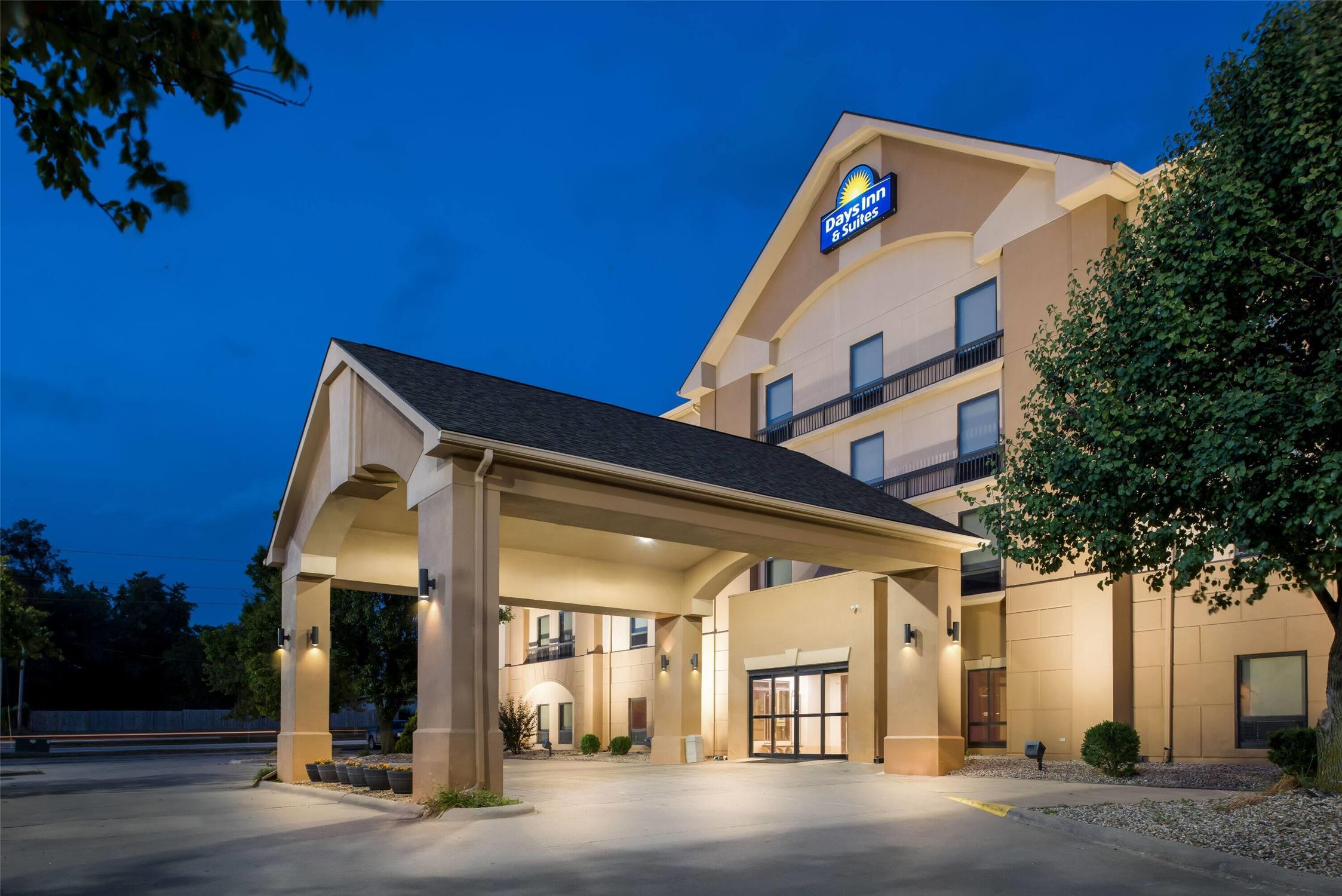 Days Inn & Suites By Wyndham Cedar Rapids 3/27