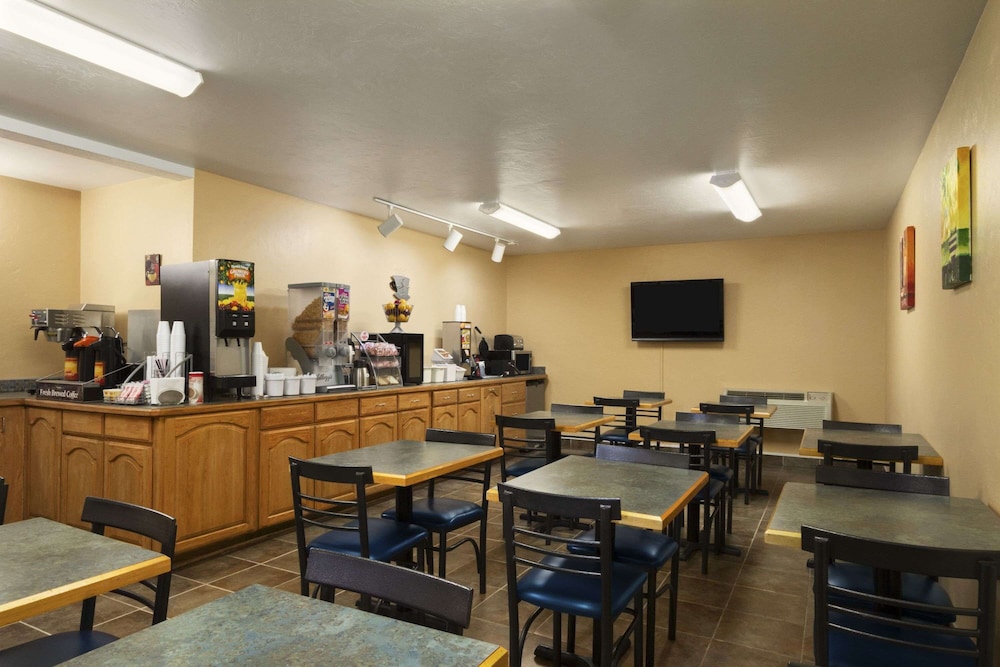 Super 8 By Wyndham Kennewick 16/21