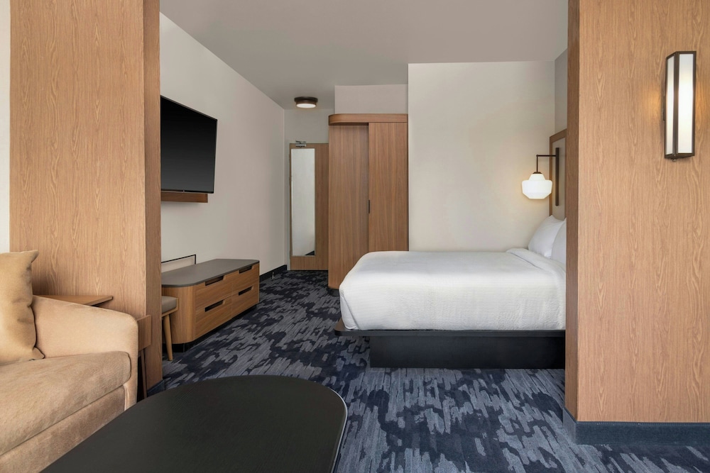 Fairfield by Marriott Inn & Suites Kansas City at The Legends 37/38
