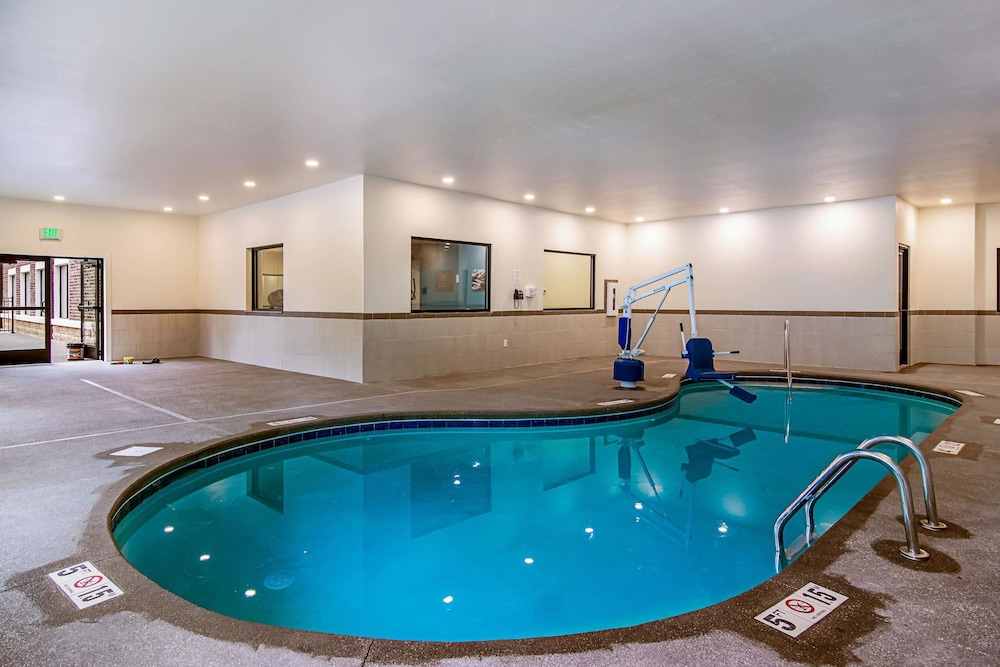 Comfort Suites Wooster near University Campus 3/54
