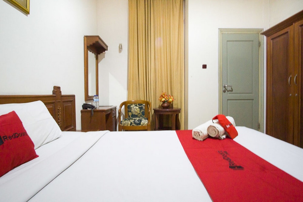 RedDoorz near Pantai Falajawa Ternate 16/29