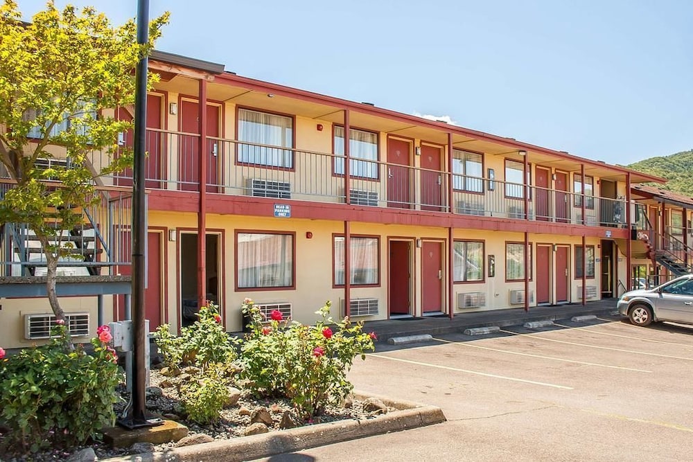 Econo Lodge 2/29