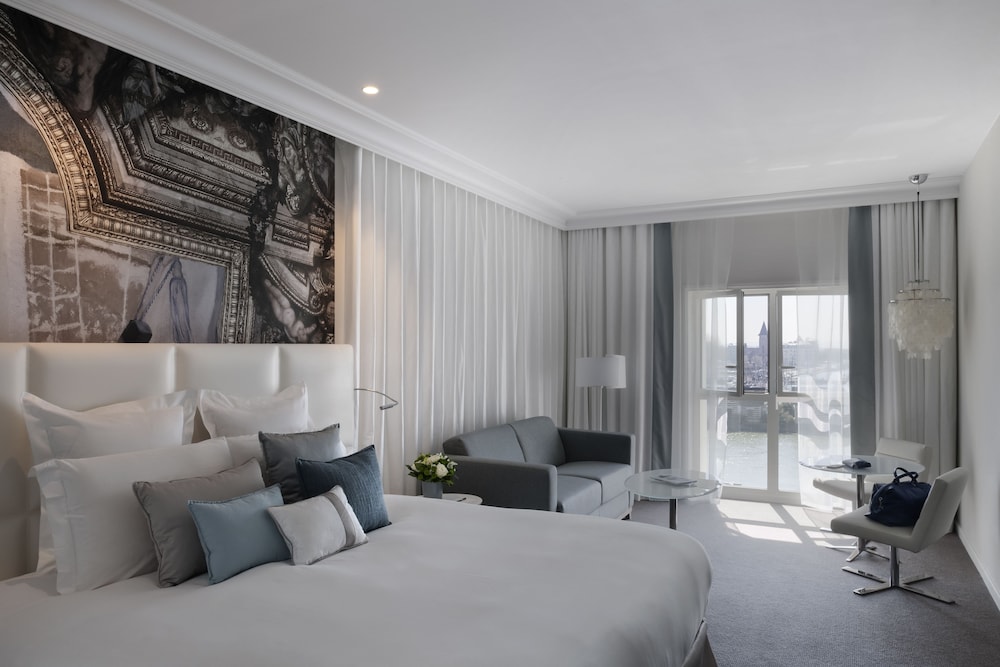 Deluxe, Queen Bed, Sea or Harbor View