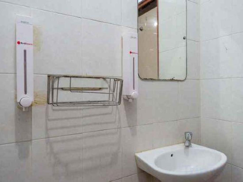Reddoorz Plus Near Alun Alun Selatan 40/42