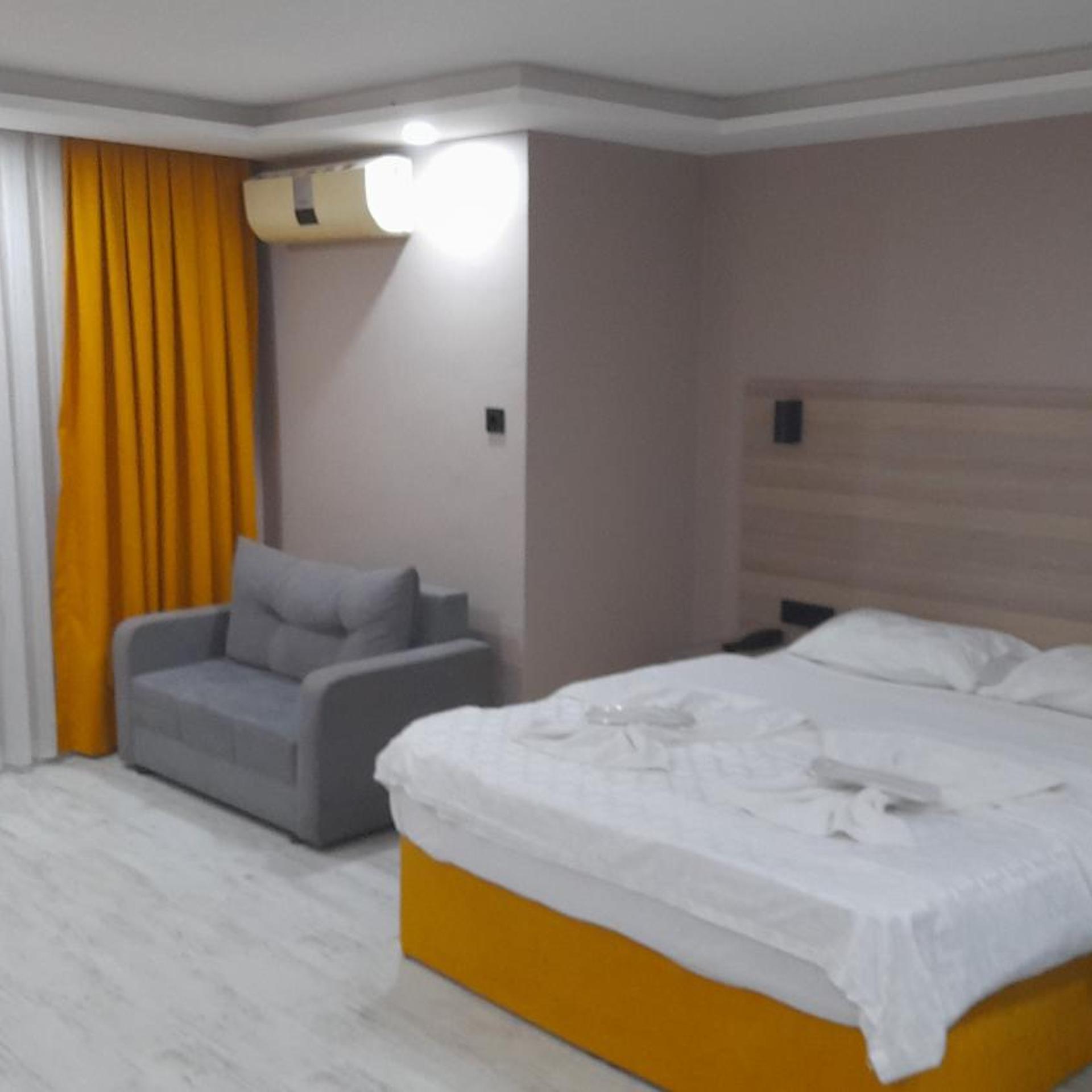 Moon Suit Otel 3/37
