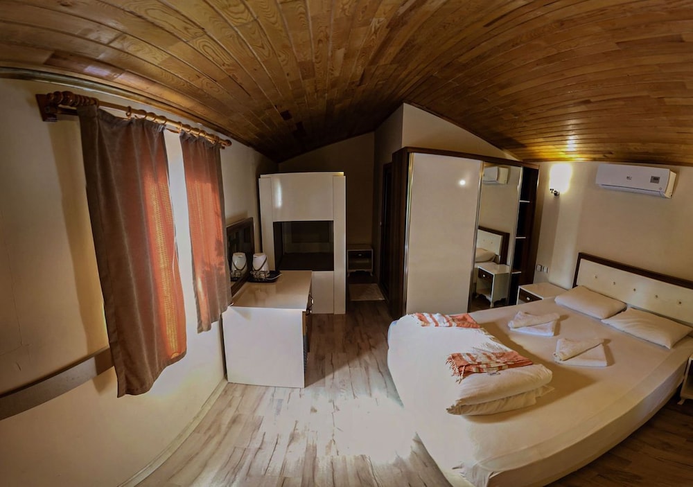 Secret Garden Bungalows & Tent Hotel 10/26