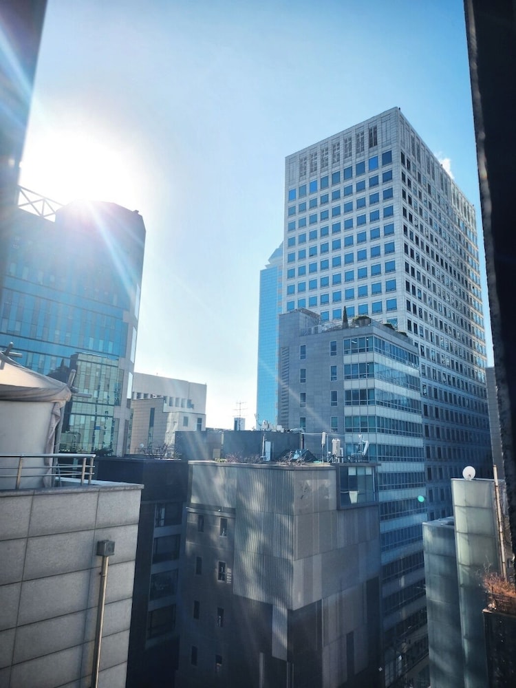 H Avenue Hotel 3/69